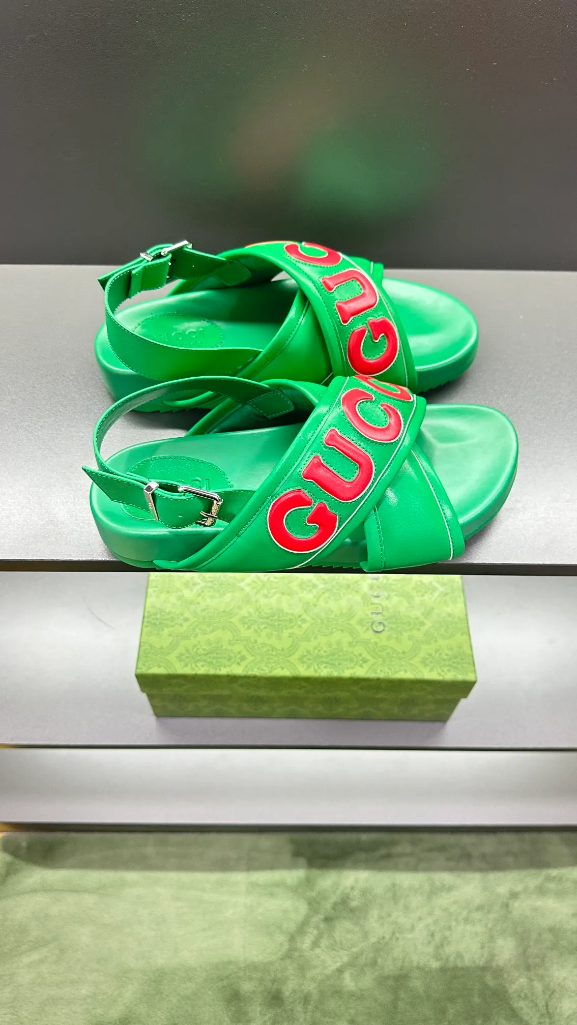 [G Family Couple Style] P: 320💰Female size 36~40 Men's size 39~45, (46. Custom-made GG slippers for men and women. This slipper is made of GG polyester fiber and is decorated with a Gucci label on the front, which adds a striking logo feel to the style. Beige GG recycled polyester fiber, same size for men and women, leather trim